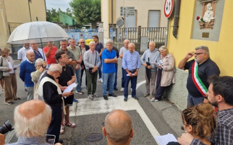 Bernate ha reso omaggio al suo artista e benefattore con una targa sotto la Madonnina