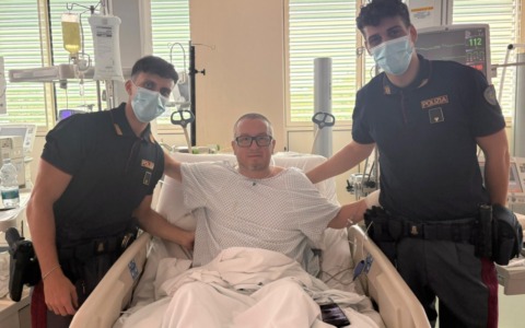Poliziotti salvano la vita ad un automobilista colpito da malore in autostrada