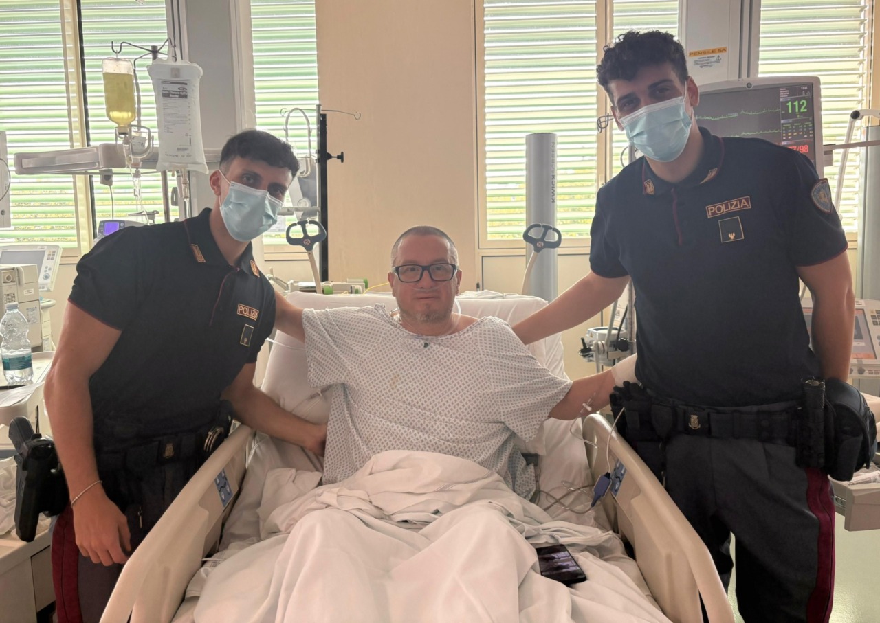 Poliziotti salvano la vita ad un automobilista colpito da malore in autostrada