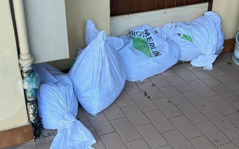 Maltempo: la fogna “straripa”, neanche i sacchi bastano piu’