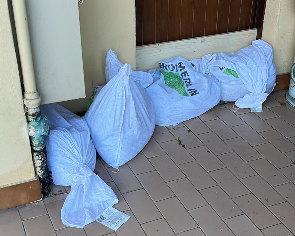 Maltempo: la fogna “straripa”, neanche i sacchi bastano piu’