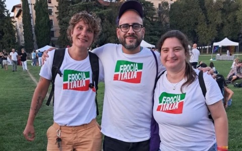“Frocia Italia”, bufera sulla t-shirt del Brianza Pride indossata anche da una prof. delle scuole medie