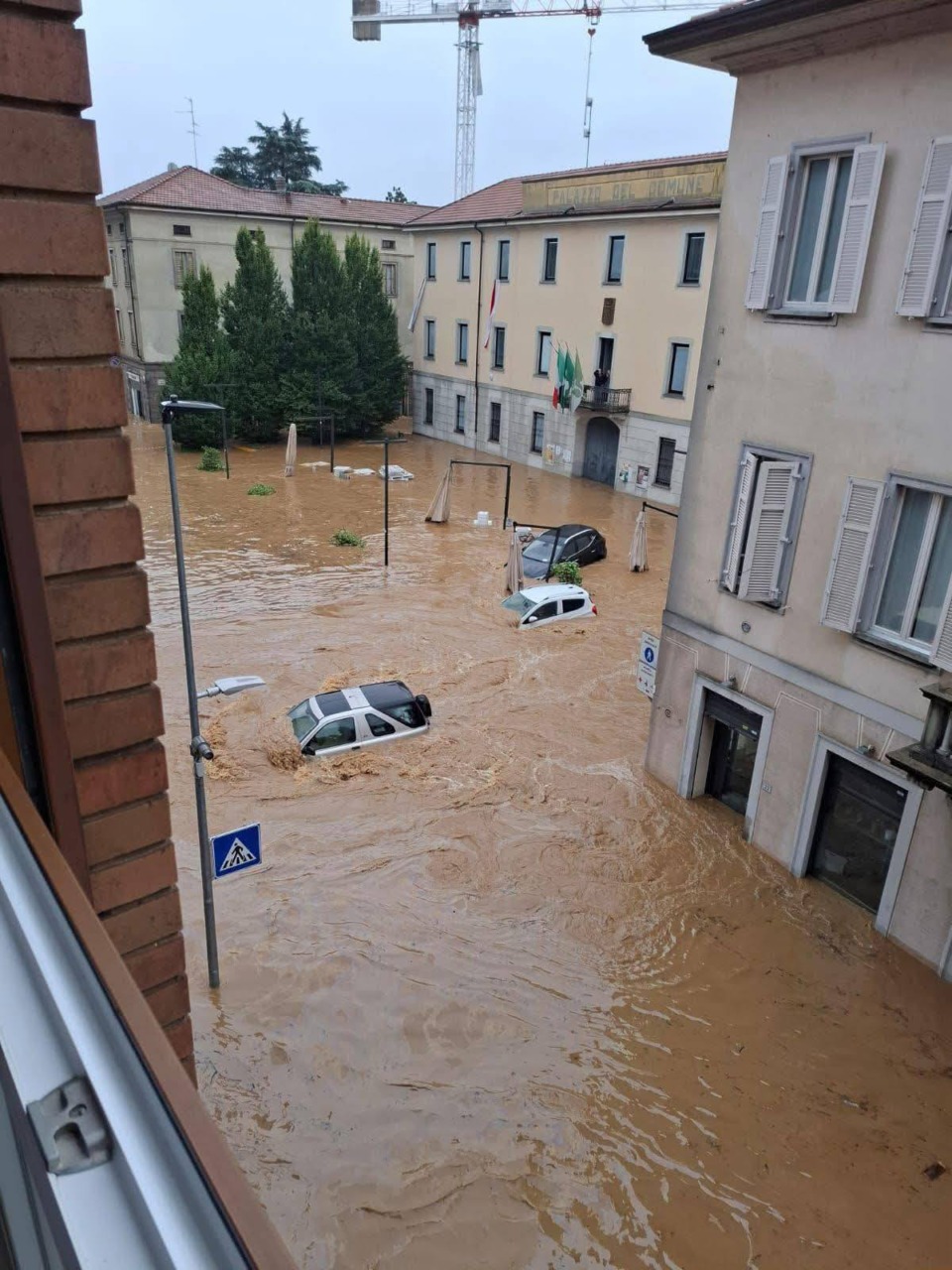 Città sott’acqua e senza luce: oggi tutte le scuole restano chiuse