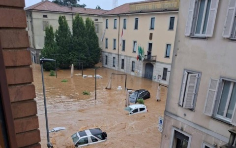 Città sott’acqua e senza luce: oggi tutte le scuole restano chiuse