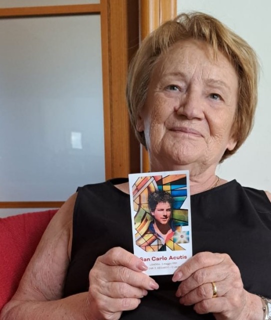 Sottoposta a un delicato intervento, tra le mani l’immaginetta di Acutis: «Mi ha dato speranza e protezione»