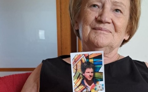 Sottoposta a un delicato intervento, tra le mani l’immaginetta di Acutis: «Mi ha dato speranza e protezione»