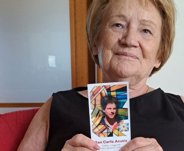 Sottoposta a un delicato intervento, tra le mani l’immaginetta di Acutis: «Mi ha dato speranza e protezione»