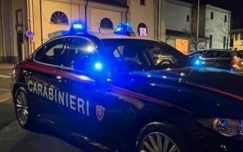 Attimi di paura in via Tittoni: giovane inseguito e aggredito con cani feroci