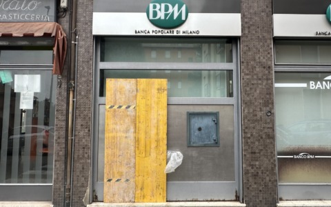 Colpo al bancomat della Bpm: bottino da 30mila euro