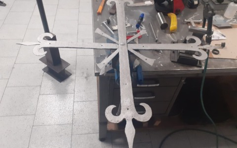 E’ salva l’antica croce restaurata dai volontari: resterà al Lazzaretto