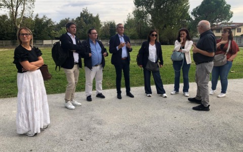 Immondizia e viabilità i problemi più urgenti. Fracassoni e vandali al parco la sera, la Giunta prende nota