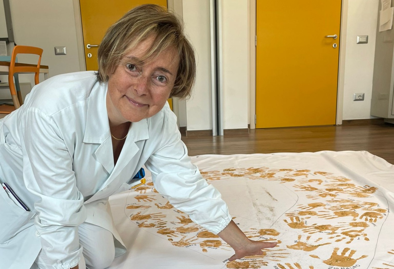 Fondazione Verga: si illumina il Municipio, per la campagna “Accendi d’oro, accendi la speranza”