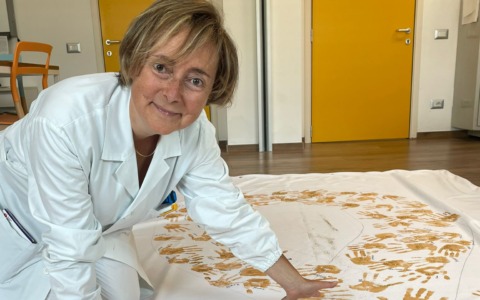 Fondazione Verga: si illumina il Municipio, per la campagna “Accendi d’oro, accendi la speranza”