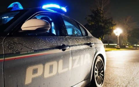 Aggrediscono un agente di Polizia, un arresto e quattro denunce