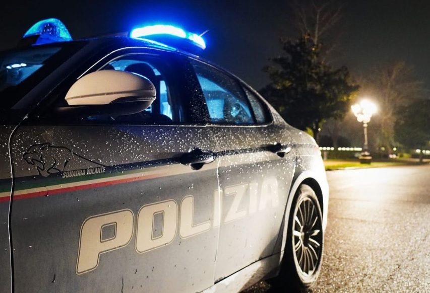 Aggrediscono un agente di Polizia, un arresto e quattro denunce