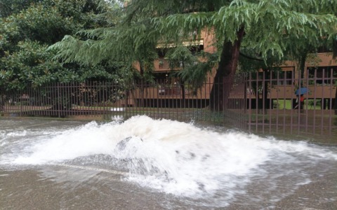 Monza allagata, esplode anche il tombino. La situazione delle strade