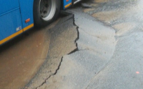 Via Mentana, torna l’acqua. Operai al lavoro per riaprire la carreggiata