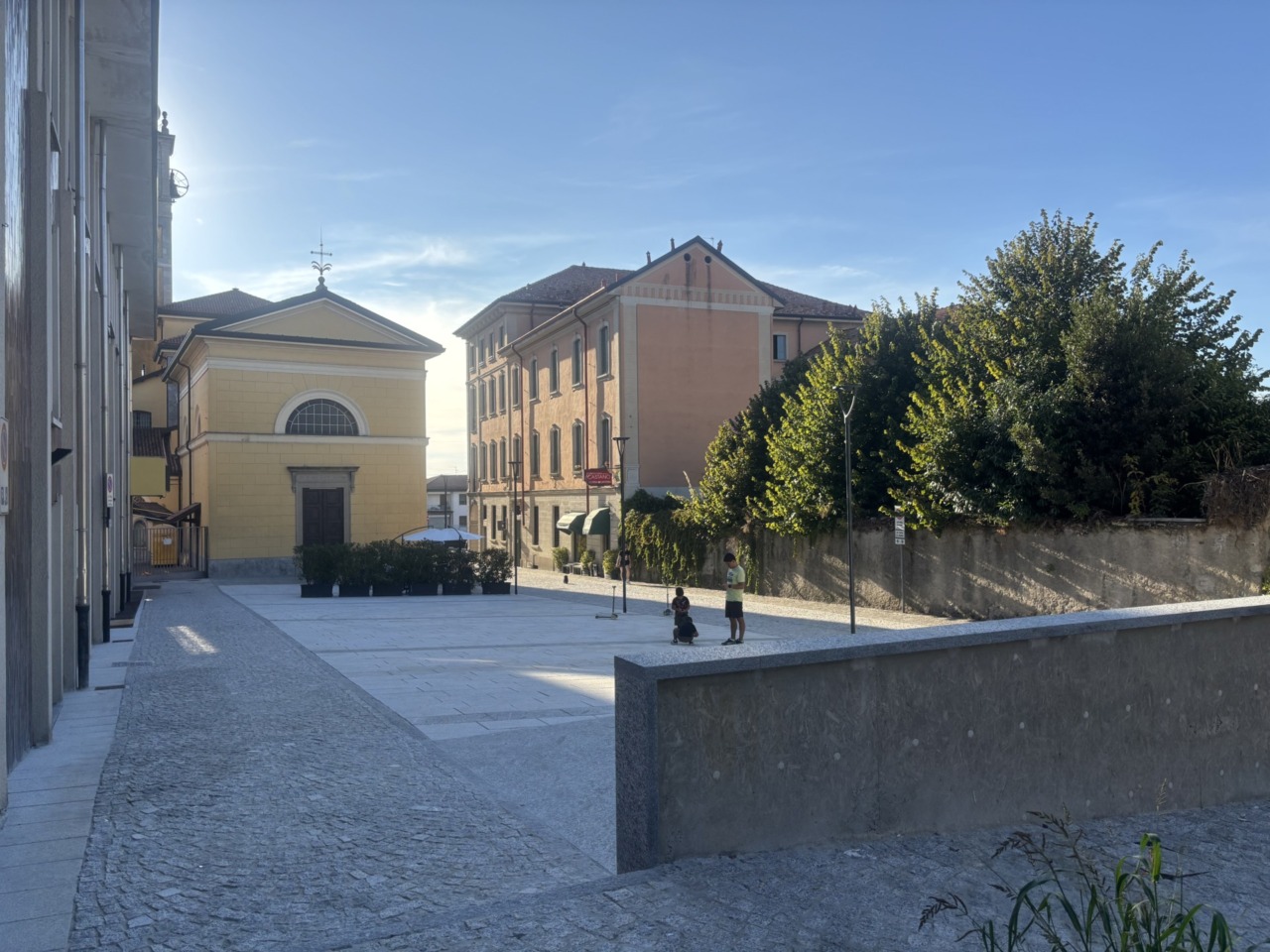 Taglio del nastro per la nuova piazza