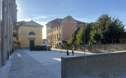 Taglio del nastro per la nuova piazza