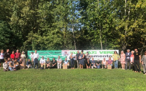 Cittadini in presidio: “Salviamo il bosco dell’ex caserma”