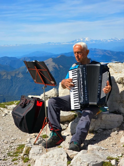 Emanuele Fornasiero in cima alla Grigna con la fisarmonica