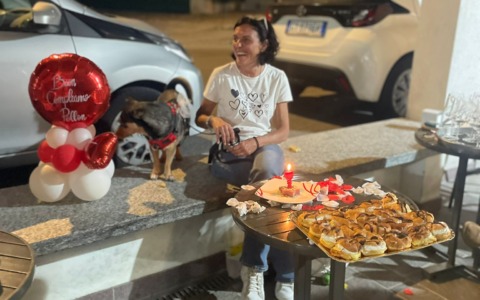 La cagnolina Pollon festeggia il compleanno al bar