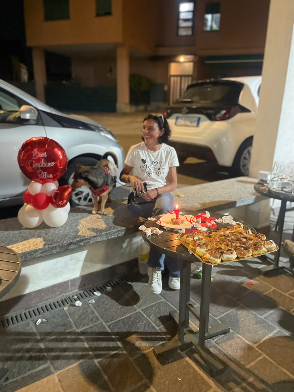La cagnolina Pollon festeggia il compleanno al bar