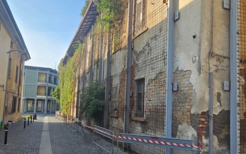 Cadono pezzi di tetto, Villa Lanzani messa in sicurezza