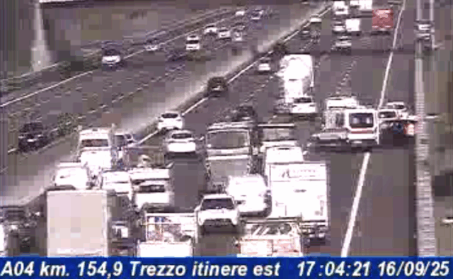Scontro tra due vetture in autostrada, soccorsi in codice rosso