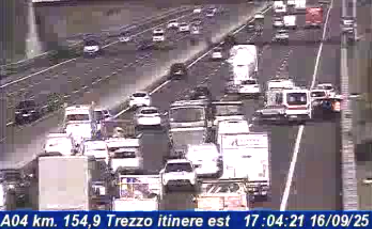Scontro tra due vetture in autostrada, soccorsi in codice rosso