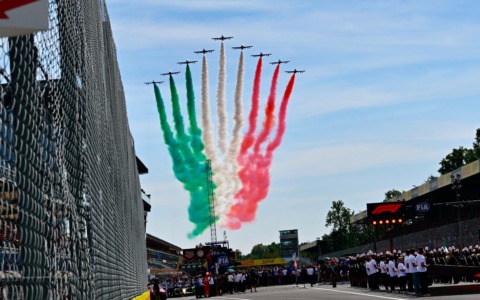 Paracadutisti e Frecce Tricolori, poi il via al Gran Premio