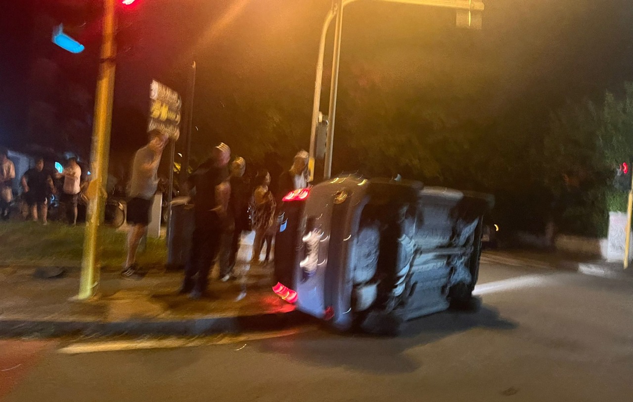 Schianto frontale tra due auto, attimi di paura in centro