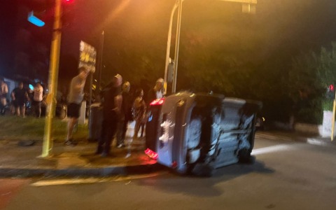 Schianto frontale tra due auto, attimi di paura in centro
