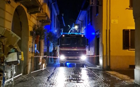 Brucia un appartamento, paura in centro