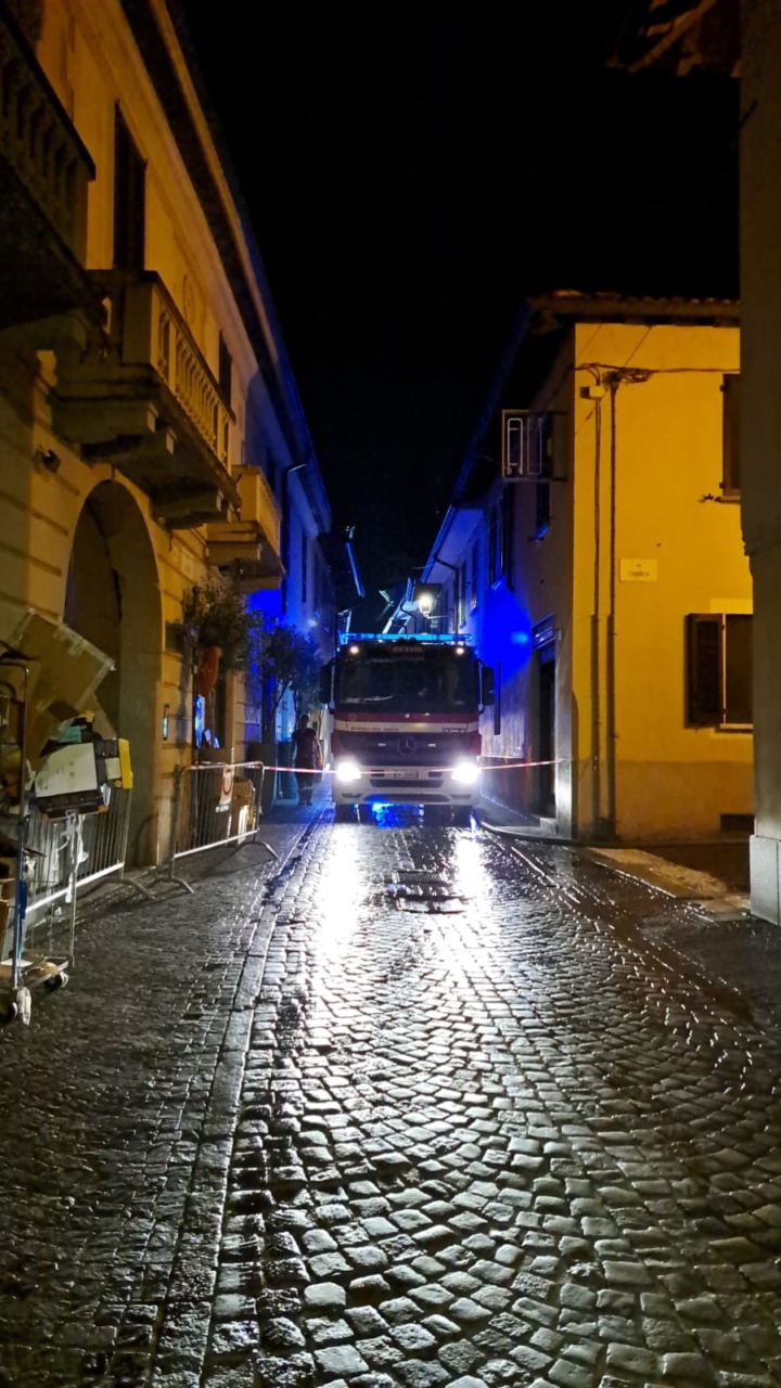 Brucia un appartamento, paura in centro