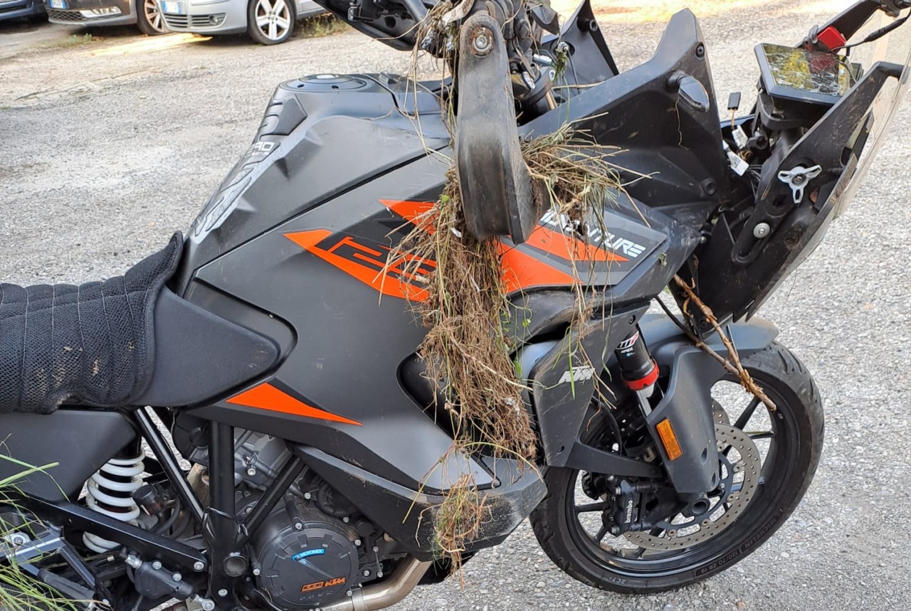 Cade dalla moto sulla Sp13, gravissimo un 45enne