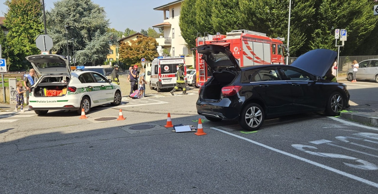 Schianto tra un’auto e un furgone davanti alle scuole