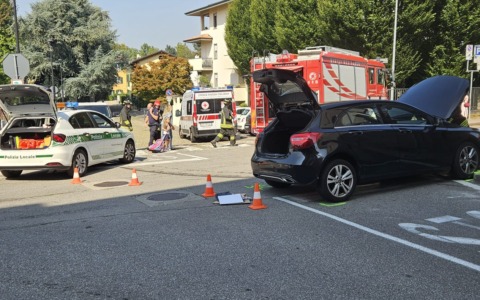 Schianto tra un’auto e un furgone davanti alle scuole