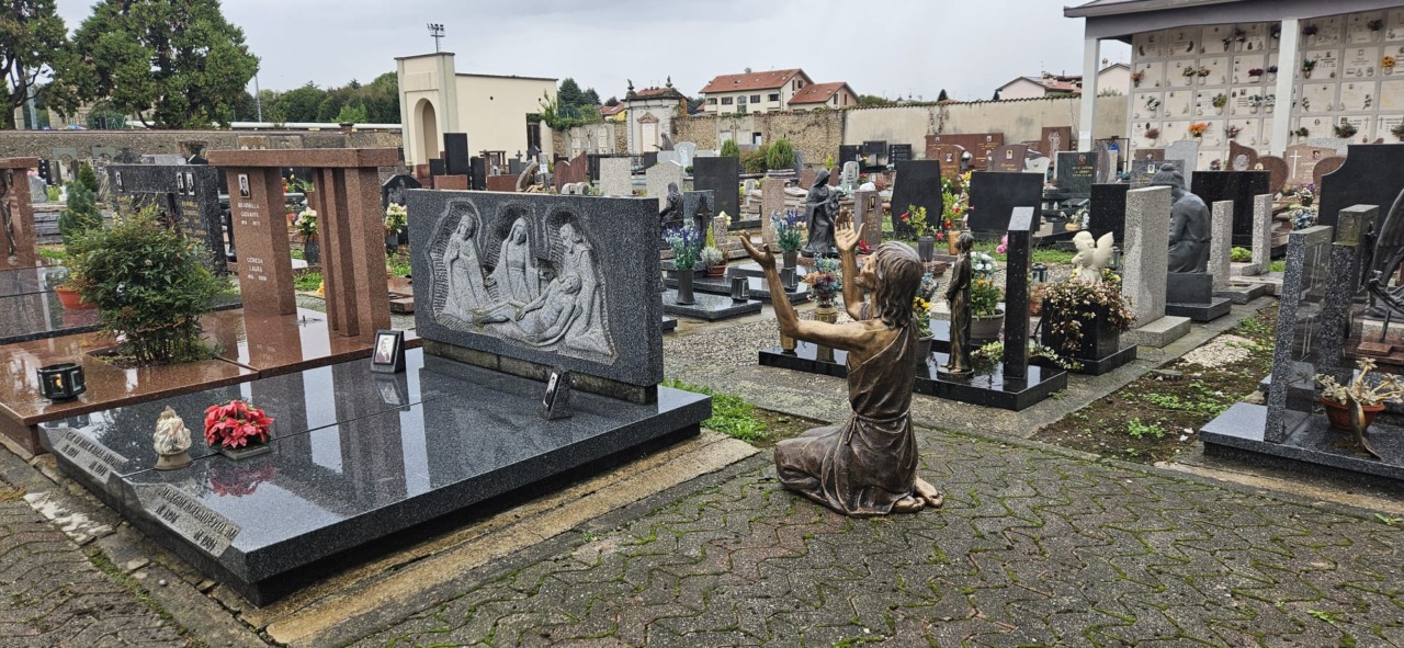 Scempio al cimitero, saccheggiate decine di tombe