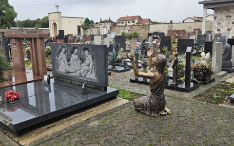 Scempio al cimitero, saccheggiate decine di tombe