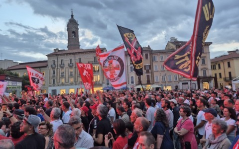 Serata biancorossa in piazza Trento e Trieste: in centinaia alla presentazione dell’AC Monza