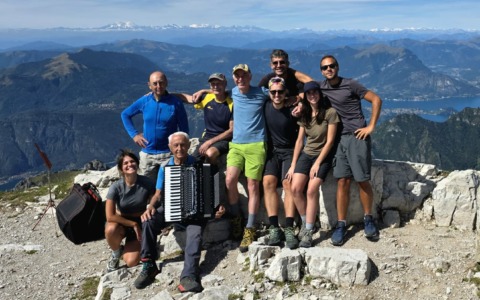 A 91 anni scala la Grigna con la fisarmonica: ” Ho realizzato un sogno”