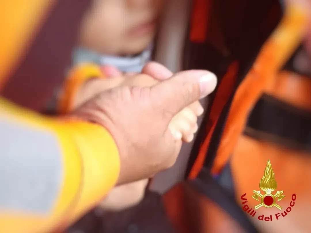Alluvione, la testimonianza esclusiva della mamma salvata con l’elicottero insieme al suo bimbo
