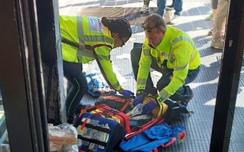 Colto da malore in piazza, salvato dal tempestivo intervento dei volontari