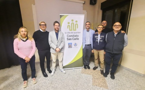 La sistemazione della piazza “divide” San Carlo