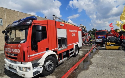 Incendio in un capannone, intervengono i Vigili del Fuoco