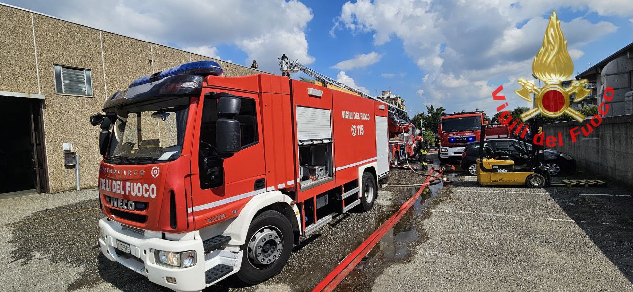 Incendio in un capannone, intervengono i Vigili del Fuoco
