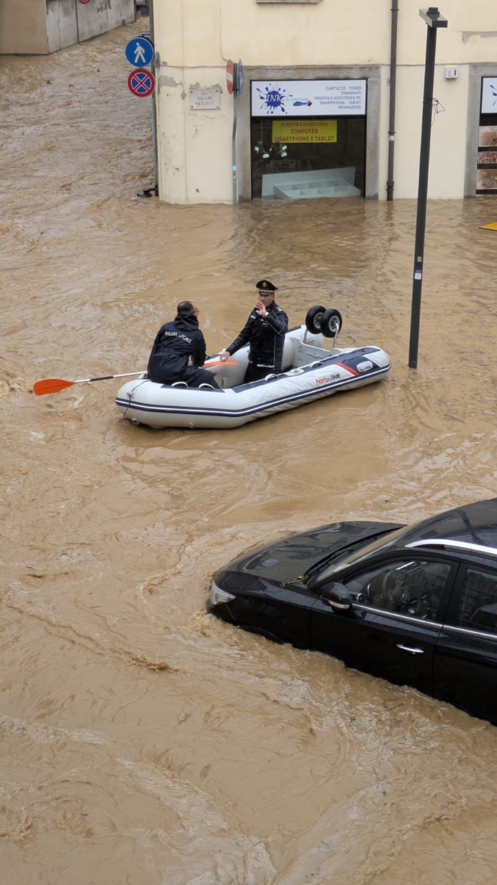 Ci risiamo: esondano il Tarò a Meda e il Seveso a Bovisio, strade come fiumi