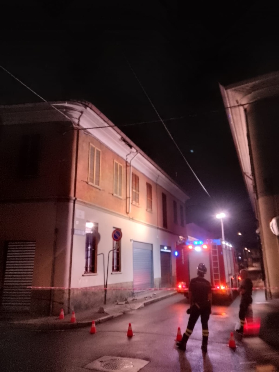Crolla un pezzo di cornicione, paura in via Roma