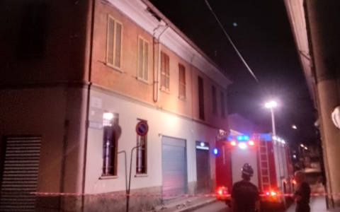 Crolla un pezzo di cornicione, paura in via Roma